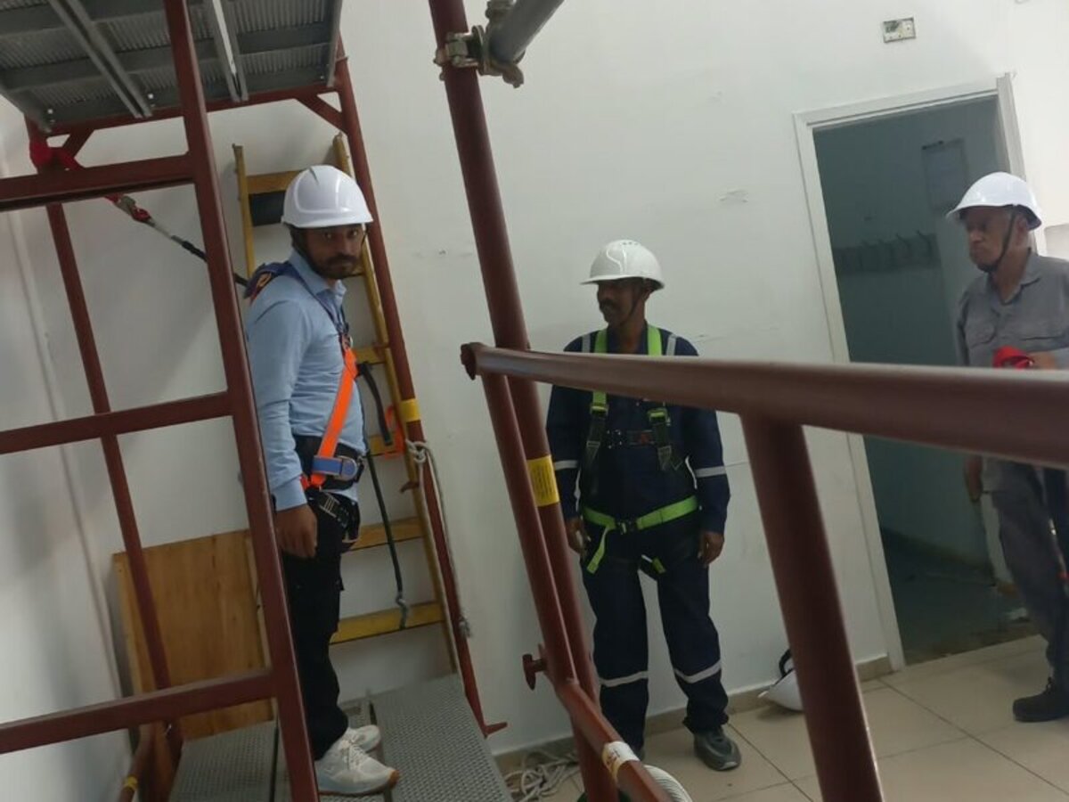 עובדים ברתמות בטיחות על מבנה פלדה בהכשרת עבודה בגובה